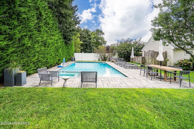 Foto del edificio - 2163 Village Rd