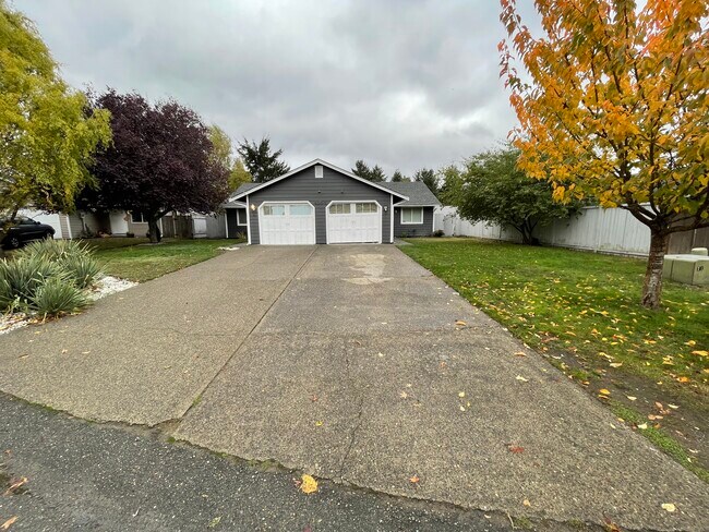 Lots of extra parking - 4954 Wilshire Ct SE