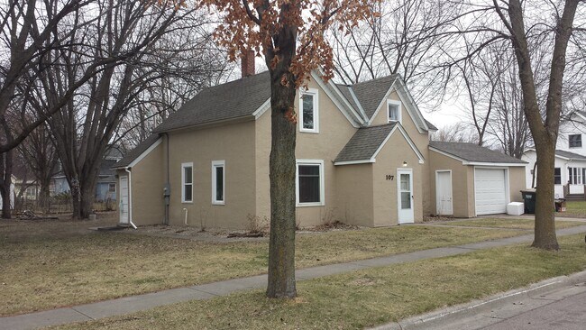 Building Photo - 107 Maple St N