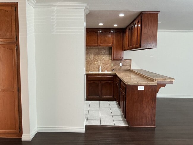 Building Photo - Los Caballeros #301