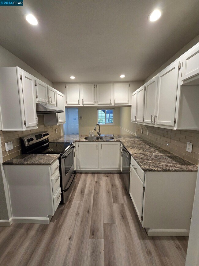 Foto del edificio - 640 Canyon Oaks Dr
