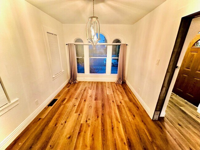 Foto del edificio - Charming and Rustic Single-Family 3Bed/1.5...
