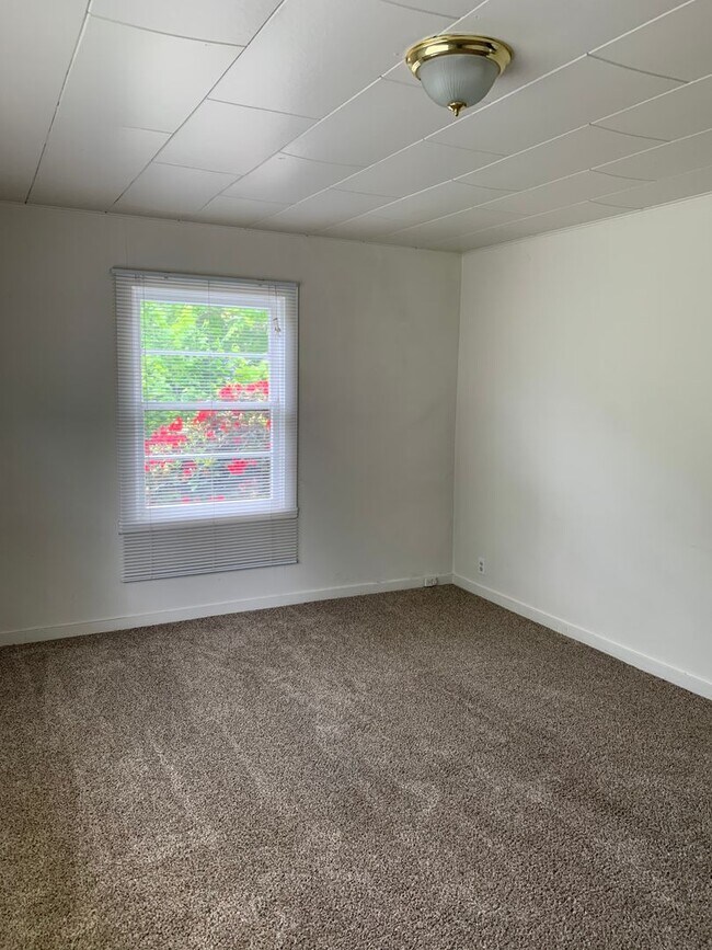 Foto del edificio - 2 Bedroom ~ 1 bath Cottage near Campus in serene setting