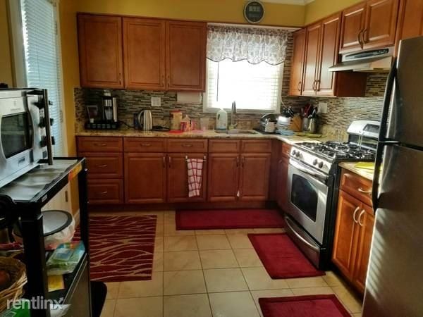 Building Photo - 3 br, 1 bath  - 4202 Kissena Blvd 2nd floor
