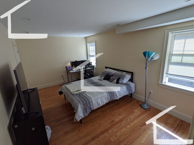 Building Photo - HOT BRIGHTON LISTING!!!!