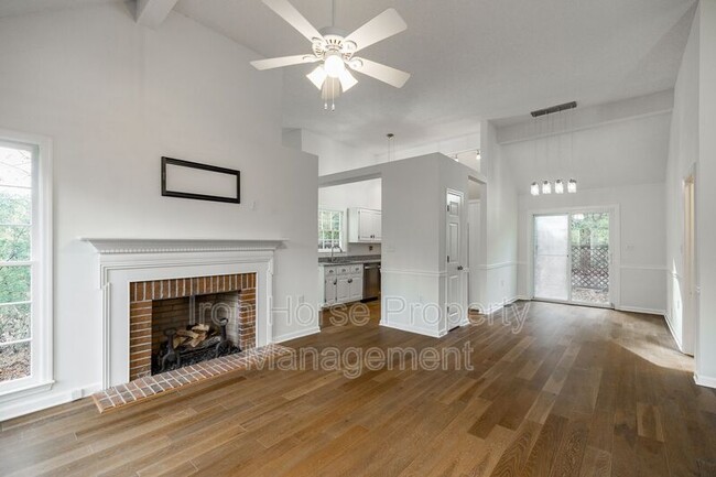 Foto del edificio - 243 Ashbrook Dr