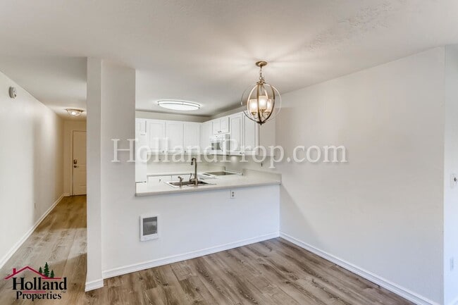Foto del edificio - Beautiful 2-Bedroom Condo with a Garage!