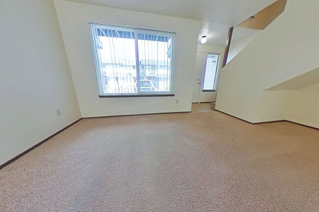 Foto del edificio - 2 Bed Townhouse Near Downtown with Assigned Parking
