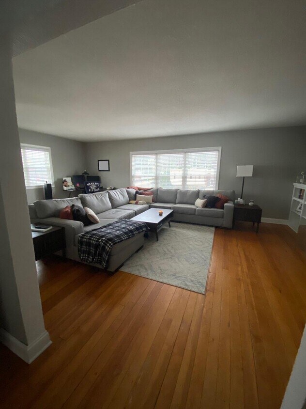 Foto principal - 1904 Broadway Ave S
