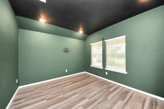 Foto del edificio - 518 Ellwood Terrace Ln