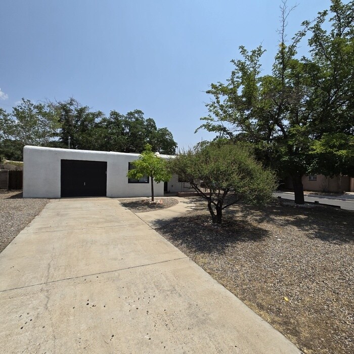 Foto principal - 800 Palomas Dr NE