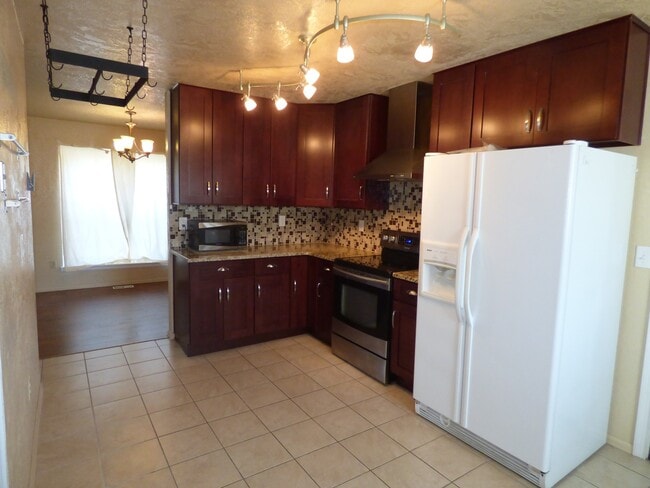 Building Photo - NEWER CARPET & STAINLESS FRIDGE!! BACKS TO...