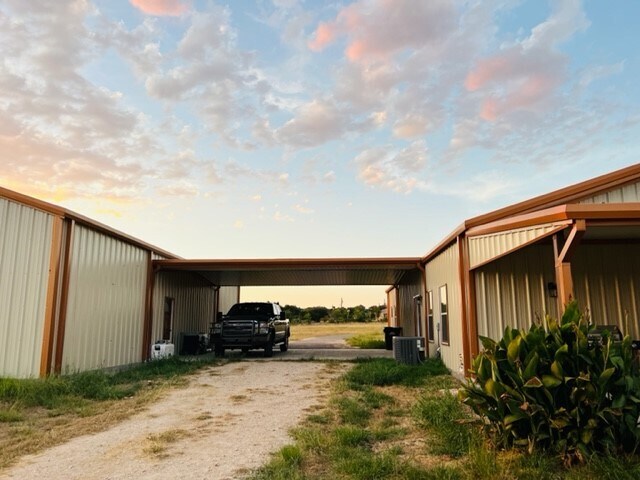 Foto del edificio - 1400 FM970