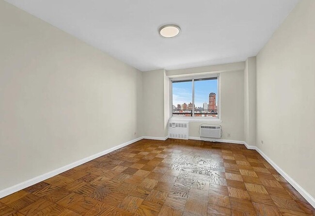 Building Photo - 658 Grand St