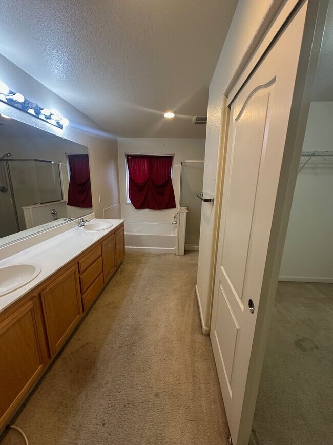 Building Photo - Spacious 2 Story Home In North Stockton