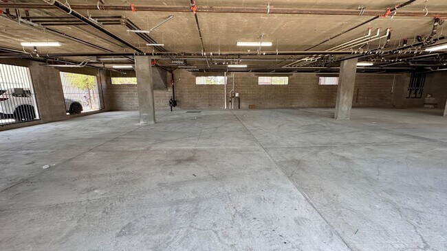 Foto del edificio - Affordable 1-Bedroom Top Floor Unit with M...
