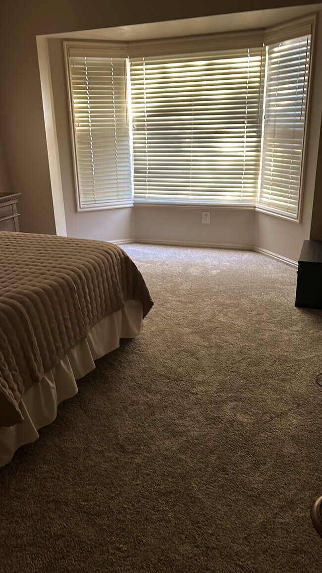 DORMITORIO - 845 N Valley View Dr