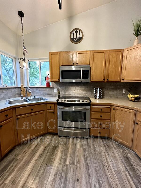 Building Photo - 2093 E Greenleaf Ln