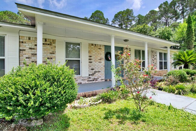 Building Photo - 3 Bedroom/2.5 Bathroom Home on Large 1.5-a...