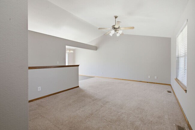 Foto del edificio - AVAILABLE NOW –   3 BD, 2 BA, 2 Car Garage - Pet Friendly | Wellington, CO
