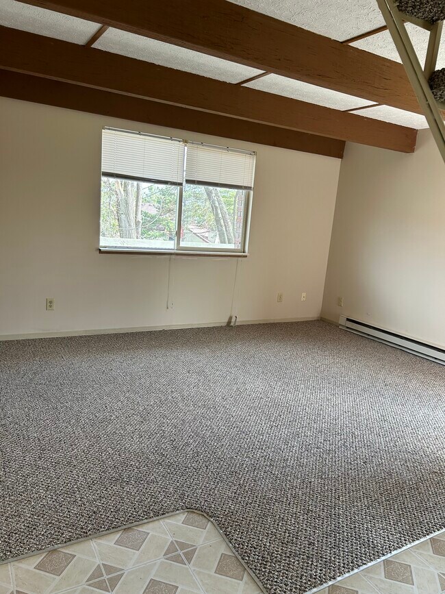Building Photo - 1670 Lakeview Dr