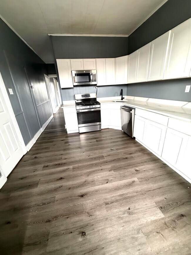 Building Photo - 204 1st St