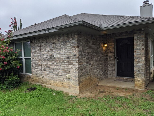Foto del edificio - Spacious 3 Bedroom 2 Bath Half of Duplex A...