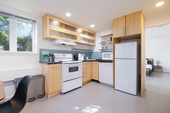 Building Photo - 1540 Haro St