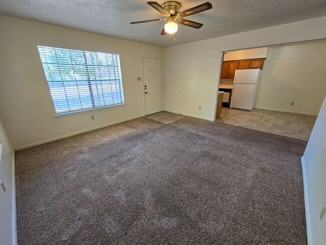 Building Photo - College Station - 3 bedroom / 2 bath 4 plex- downstair units.