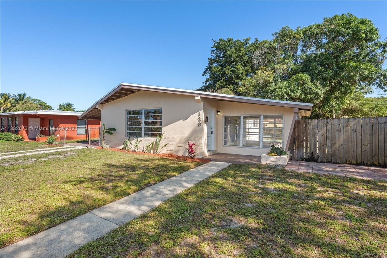 Primary Photo - 128 SW 24th Ave
