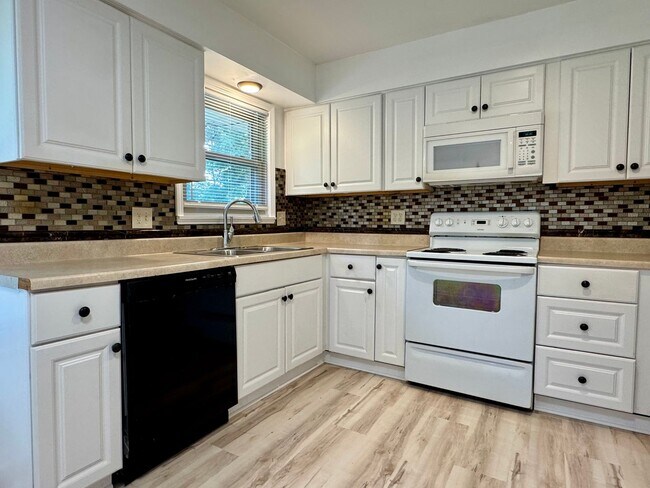 Foto del edificio - {6617} Move in ready + Updated + Attached Garage