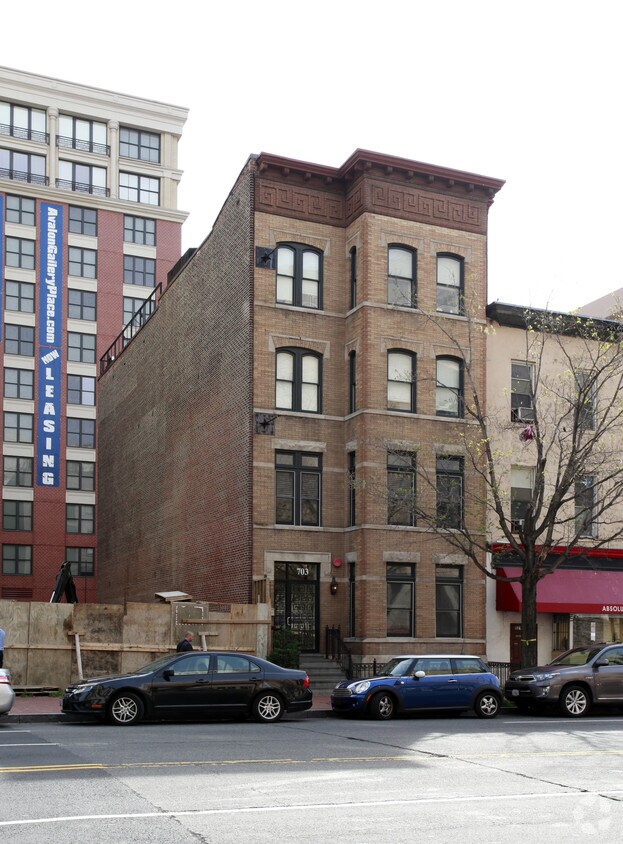 Foto principal - 703 6th St NW