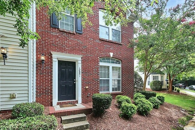 Building Photo - 2BD/2.5BA End Unit Townhome in Blakeney Greens!