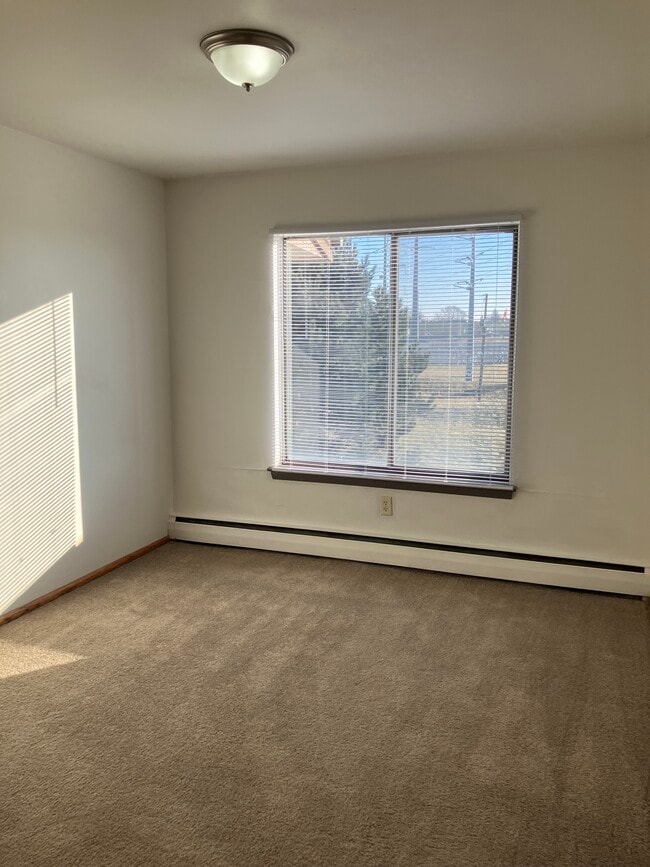 Building Photo - Parkside Pool Apartments