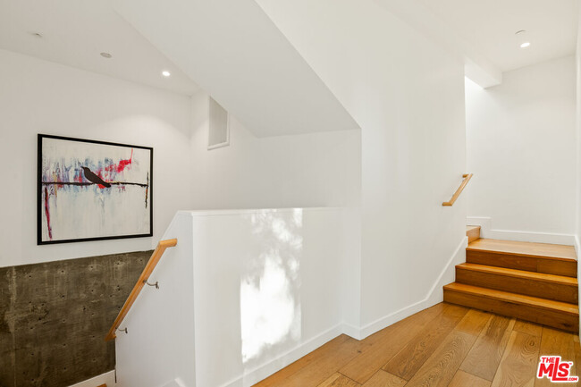 Foto del edificio - 8469 Franklin Ave