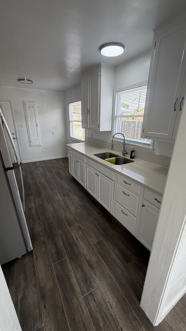 Foto del edificio - Charming Updated Home with Spacious Yard