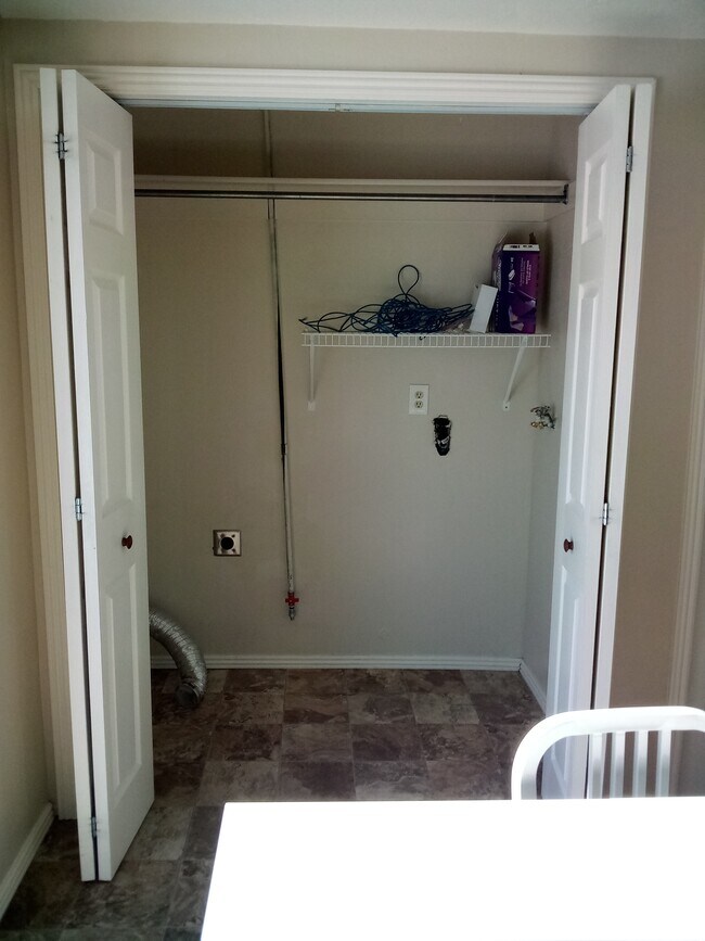 Washer & Dryer Hookups - 430 W 950 N