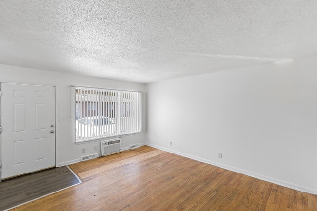 Building Photo - 922 Holmes Apartments