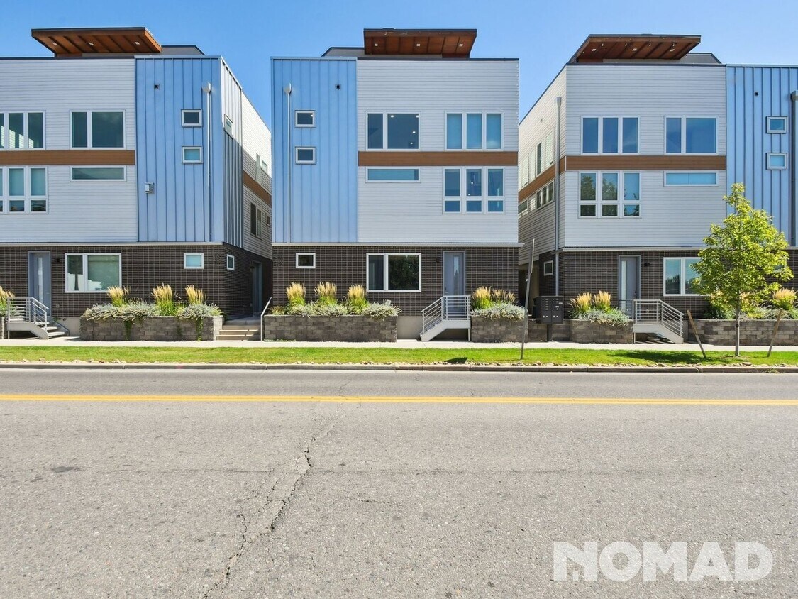 Primary Photo - 2 Bedroom Townhome in Denver