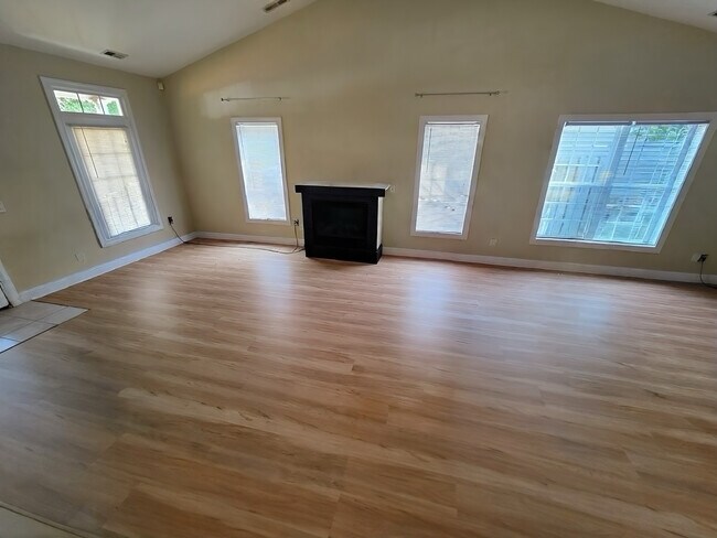 Foto del edificio - 142 Charter Dr