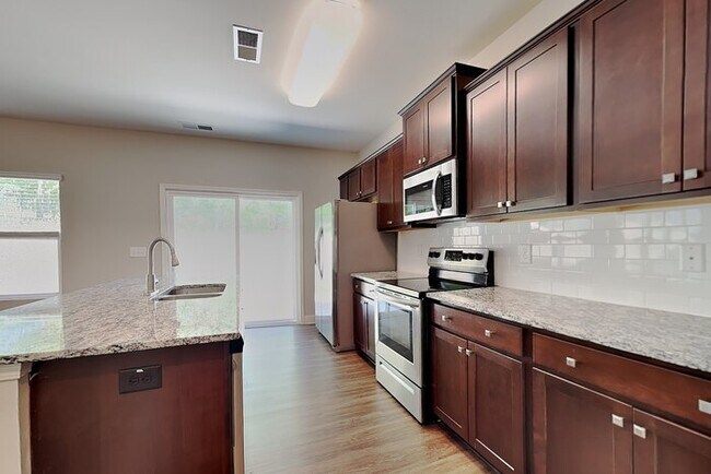 Foto del edificio - 3490 Landshire View Lane