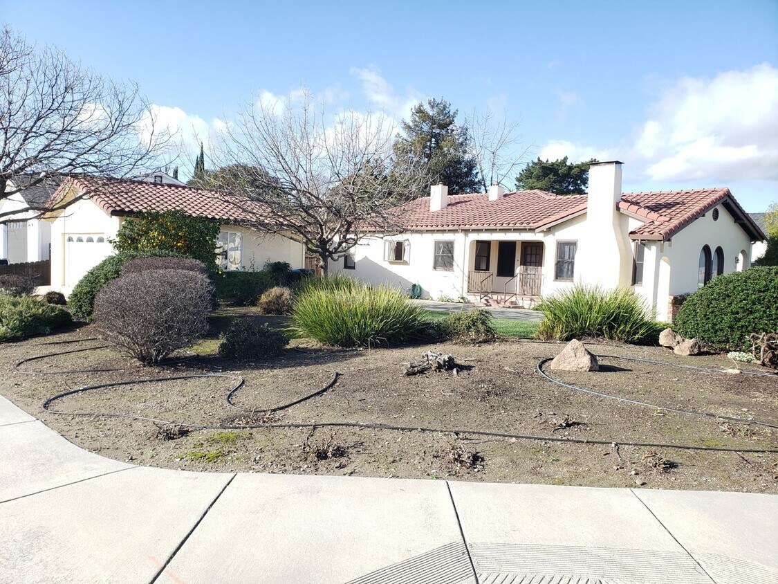 Foto principal - Charming Single Story 3 Bedroom 2 Bath Ava...