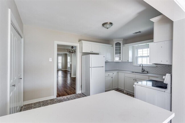 Building Photo - 2502 Hillside Dr