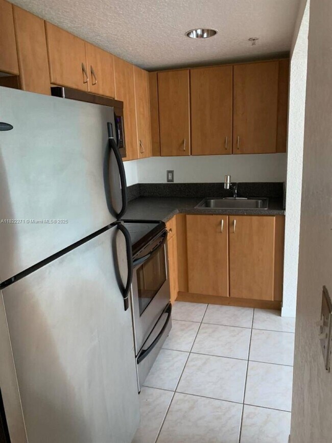 Building Photo - 1 bedroom in Miami Beach FL 33141