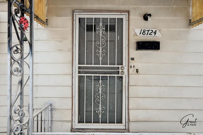 Building Photo - 2 bedroom $1100