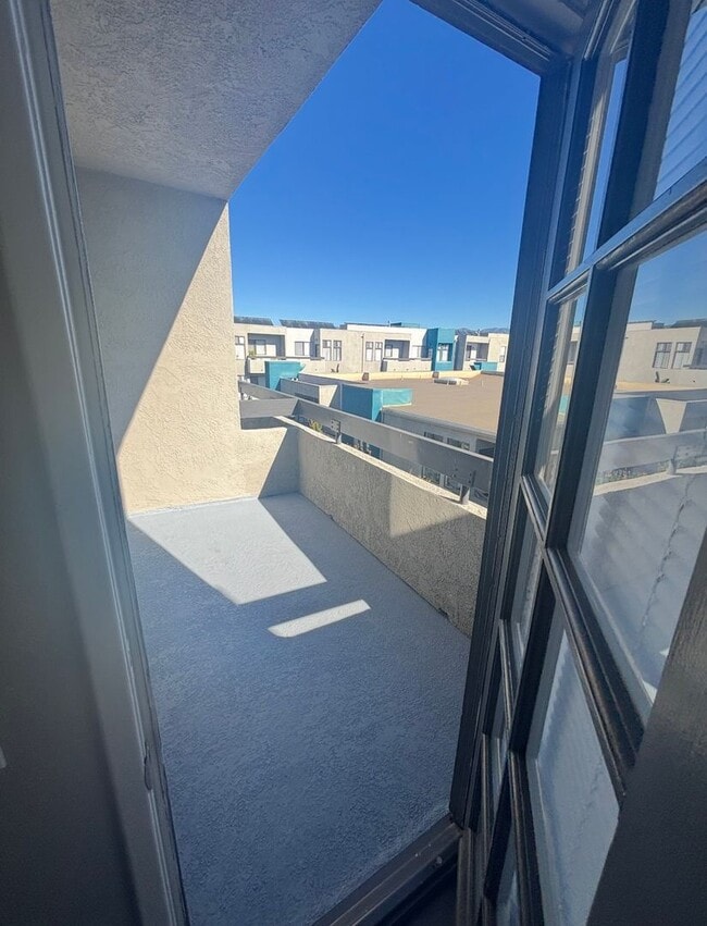 Foto del edificio - 1 bed 1 bath Apartment. 1st month $1500.00 credit.