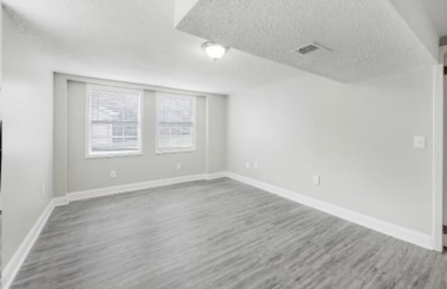 Building Photo - 673 Des Moines Dr