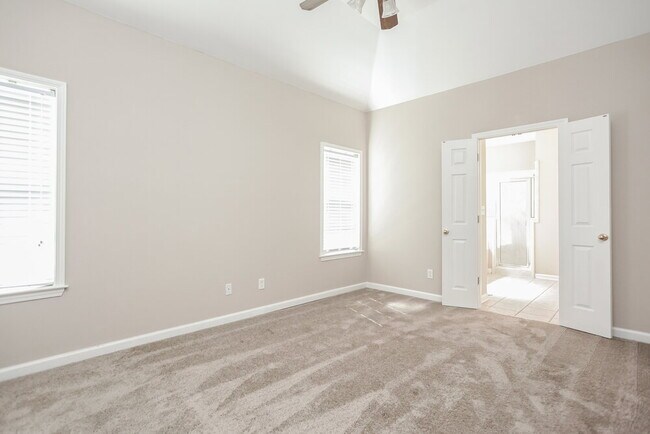 Building Photo - 984 Cully Rd
