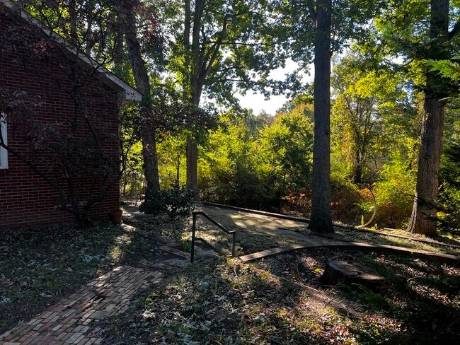 Building Photo - 851 Fairway Dr