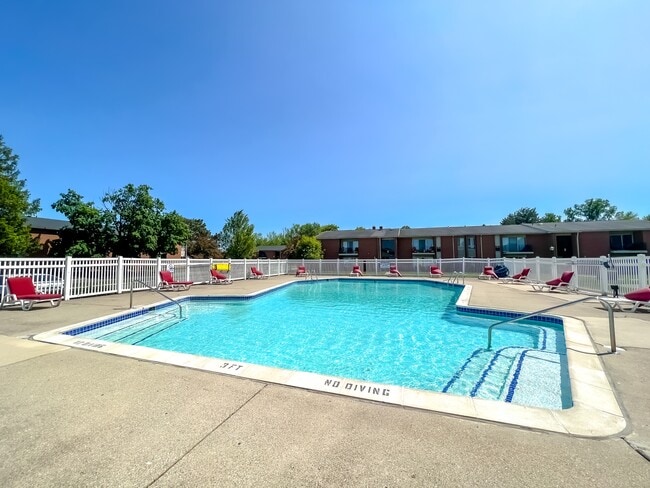 Building Photo - Macomb Manor - Roseville, MI